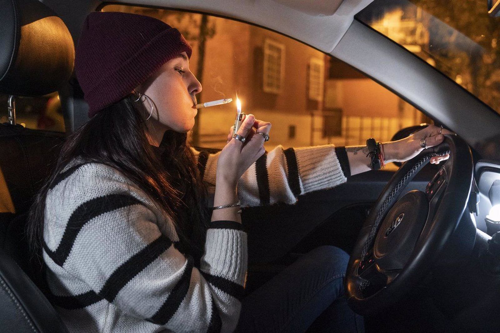 Fumar en el coche. Foto Infosalus