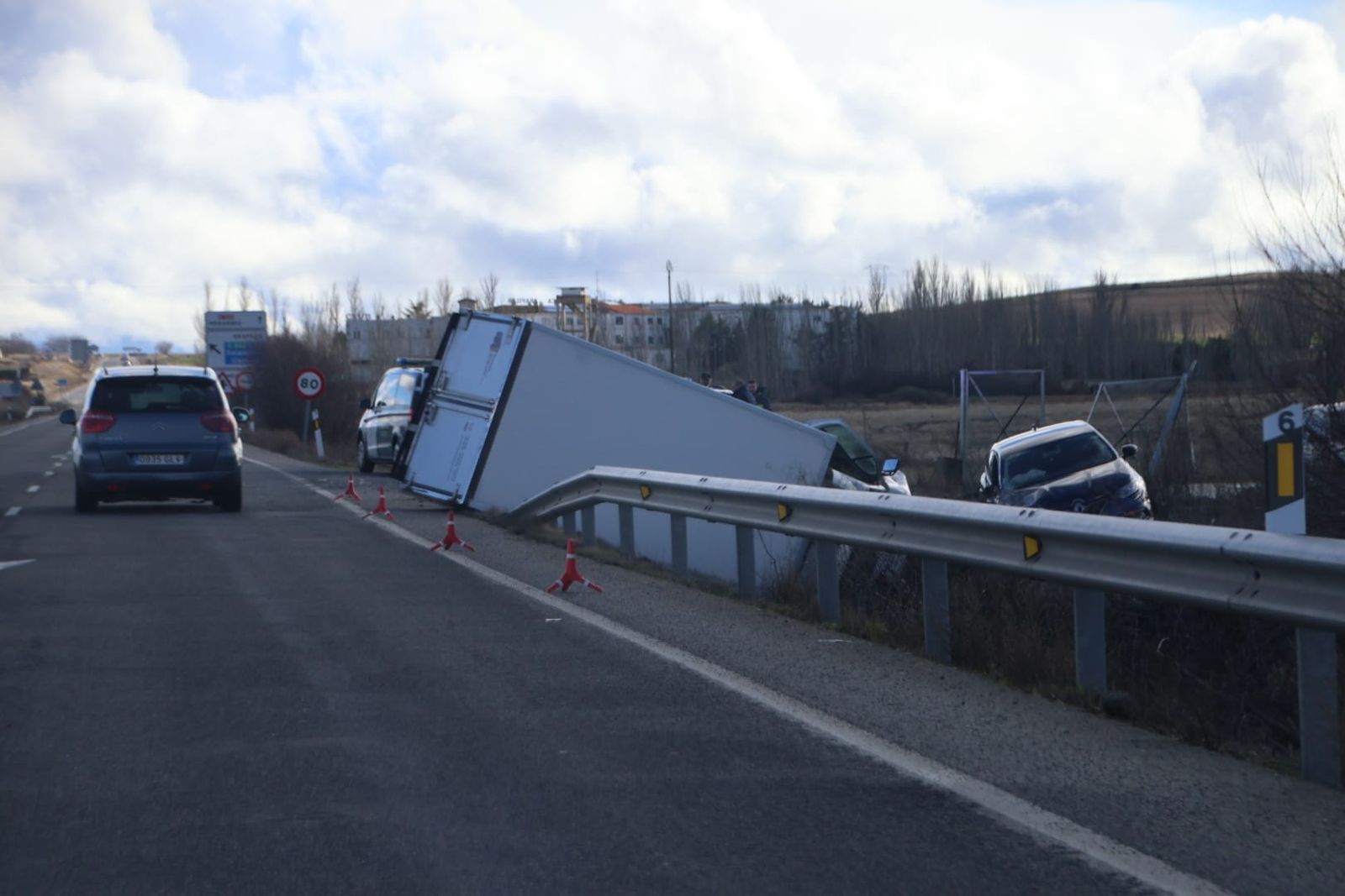 Accidente en la N-630 en el que ha volcado un camión en Arapiles