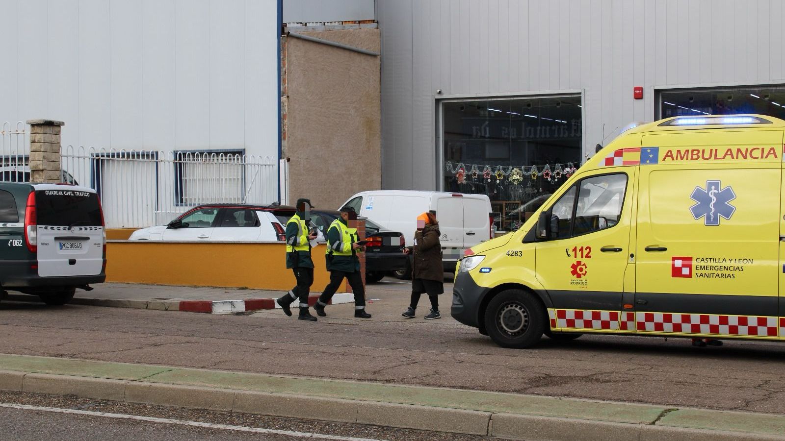 Ambulancia y Guardia Civil en el polígono de los Villares