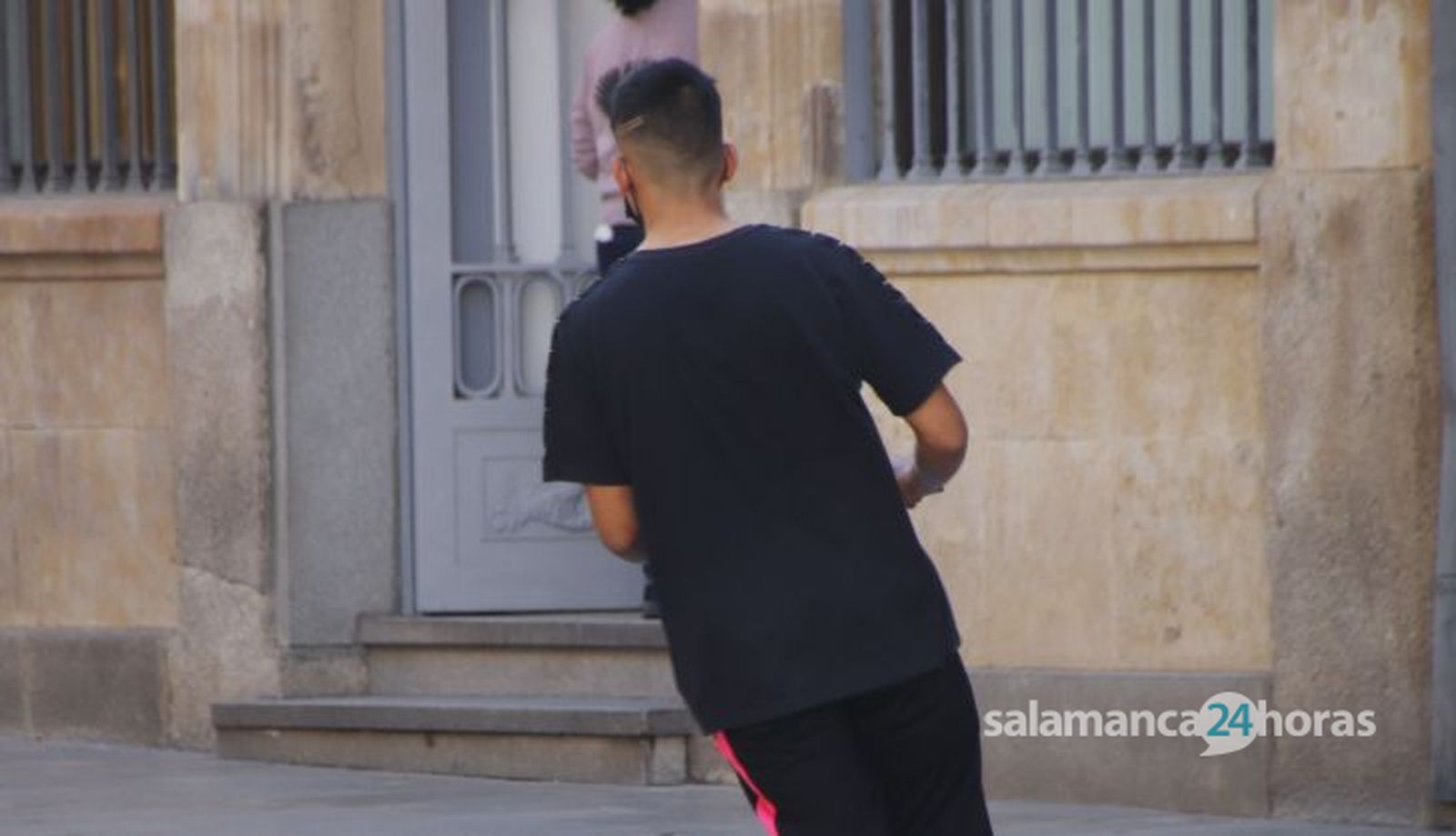 Joven con un patinete eléctrico por Salamanca, imagen de archivo