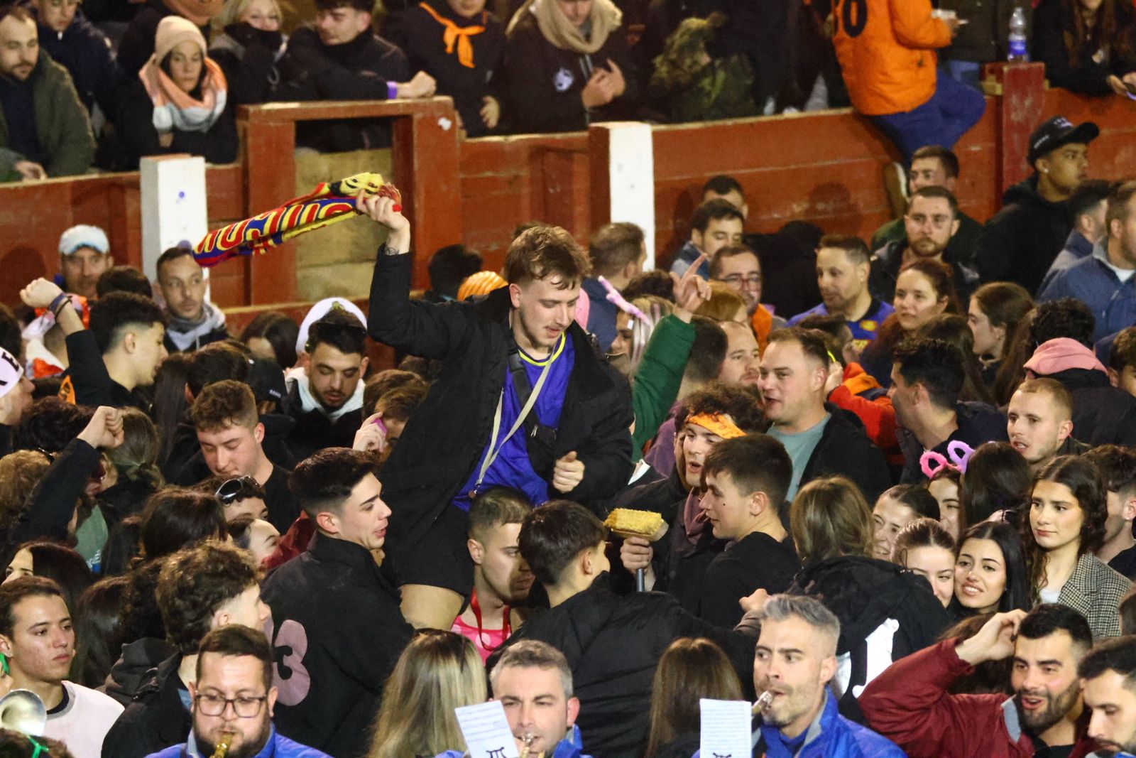 Capea nocturna de lunes en el Carnaval del Toro 2026