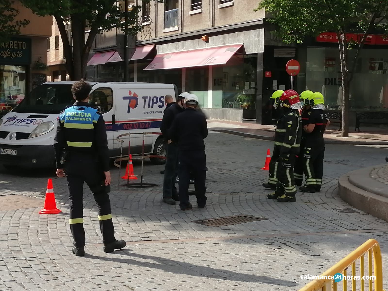 Alertan a los bomberos al observar el humo que salía de una alcantarilla situada en plena plaza del Oeste
