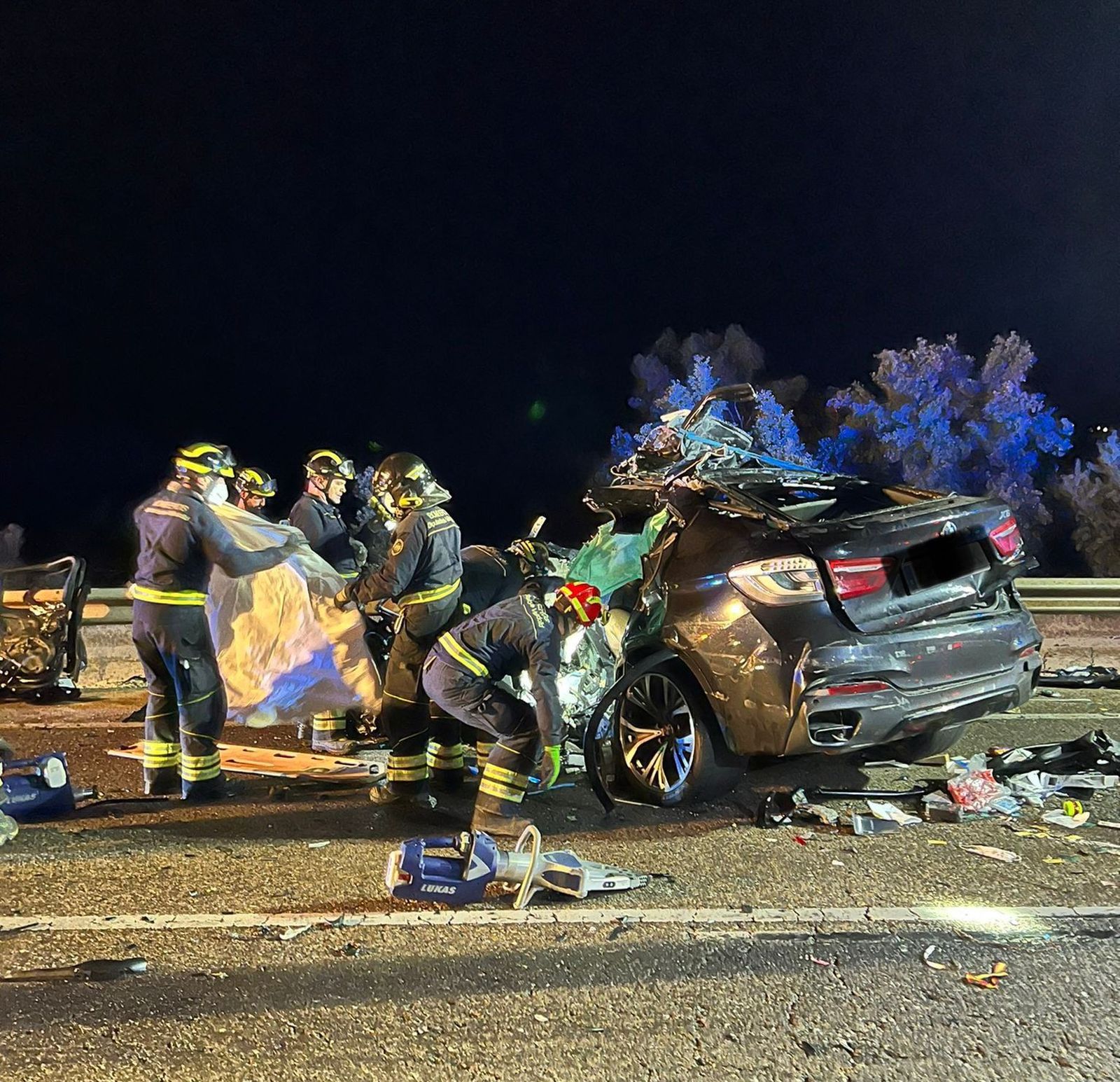 Dos fallecidos en una colisión entre un coche y un camión en Peñafiel. FOTOS BOMBEROS DIPUTACIÓN DE VALLADOLID.