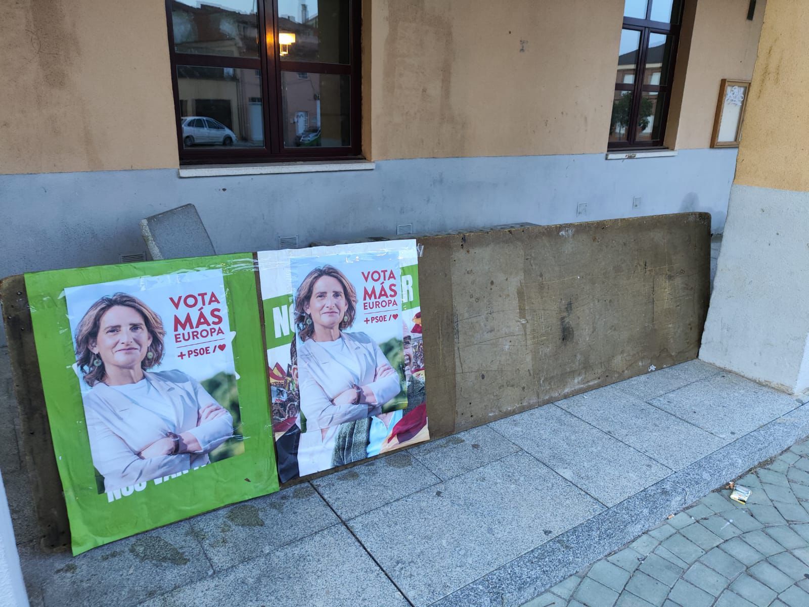 La Junta Electoral Provincial acuerda la “inmediata retirada” de los carteles del PSOE que taparon a los de VOX en Morales del Vino. Espacio habilitado en la localidad moralina.