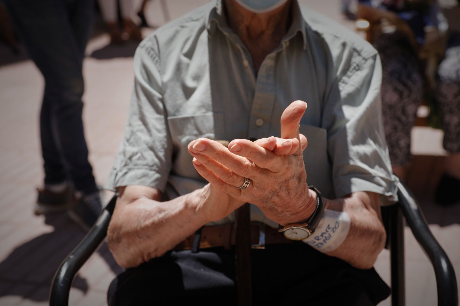 Un residente de la Residencia de Mayores Pablo Neruda de Madrid.