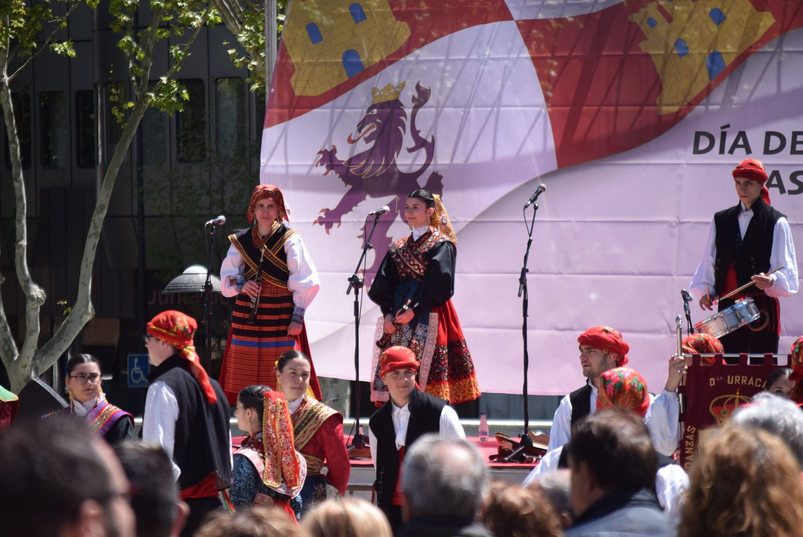 actuacion-dona-urraca-en-la-marina-5