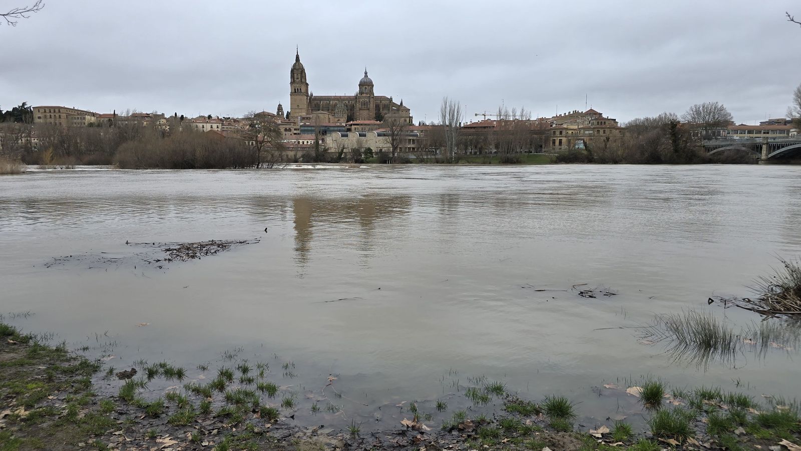 Crecida del rio Tormes a su paso por el Puente Enrique Esteban