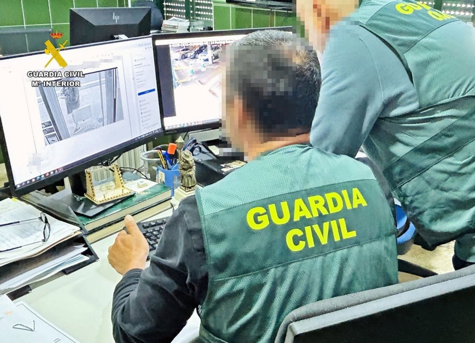Agentes de la Guardia Civil visionando imágenes