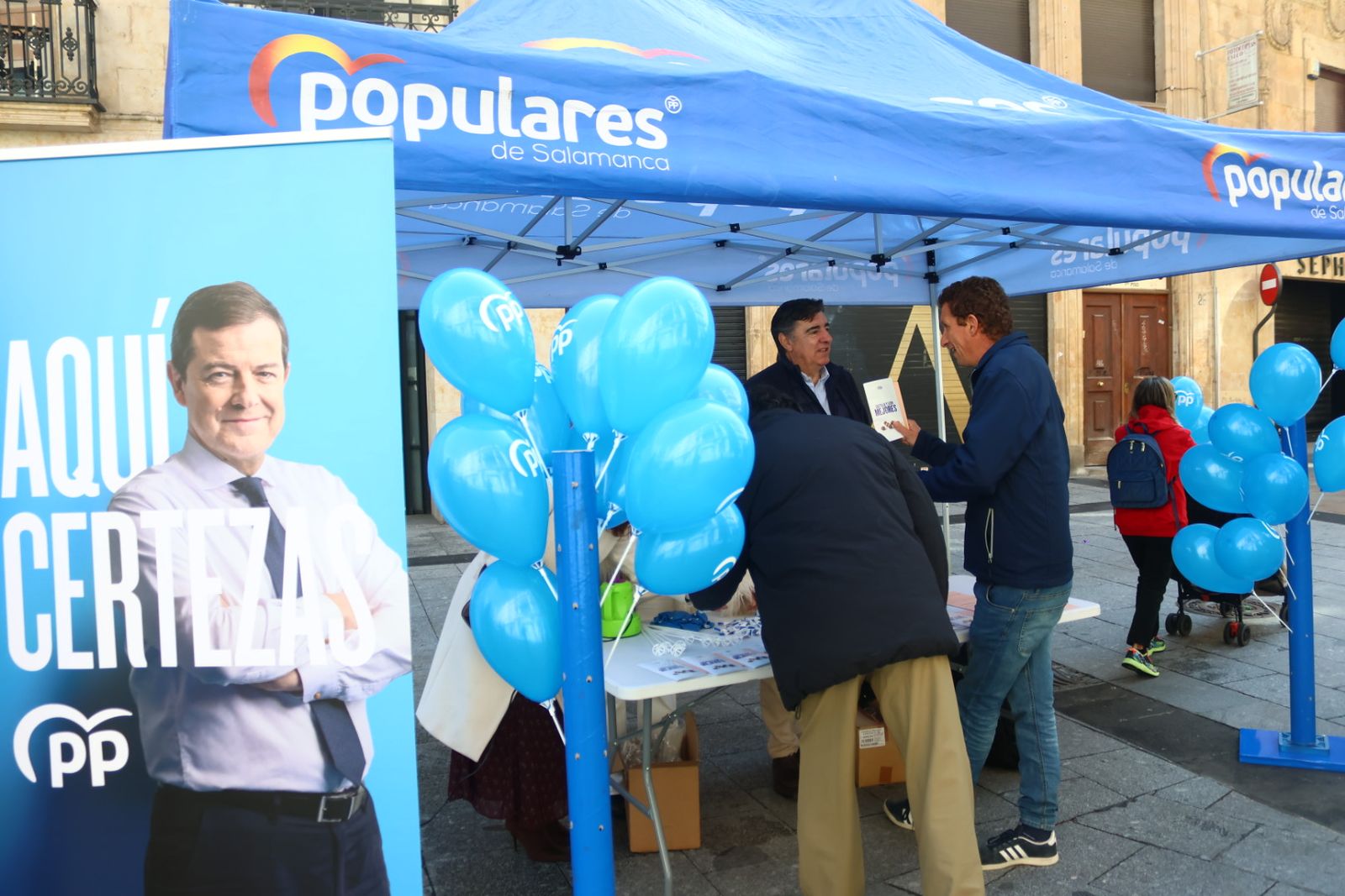 Carlos García Carbayo junto a miembros de la candidatura a las cortes de Castilla y León