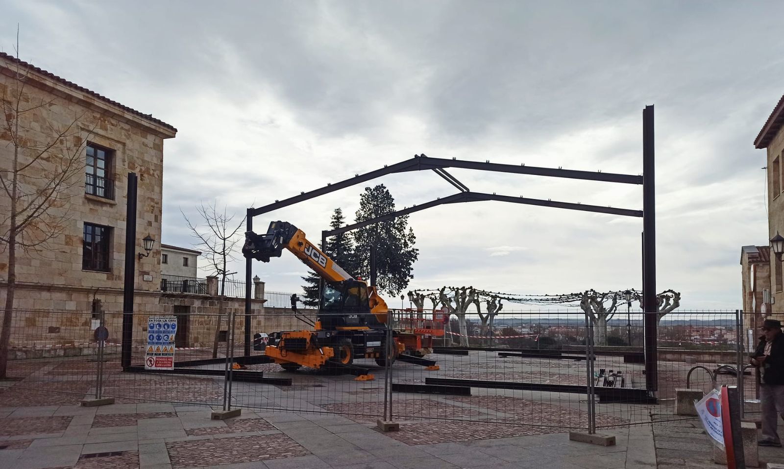 Comienza el montaje de la carpa que albergará los pasos una Semana Santa más a falta de museo