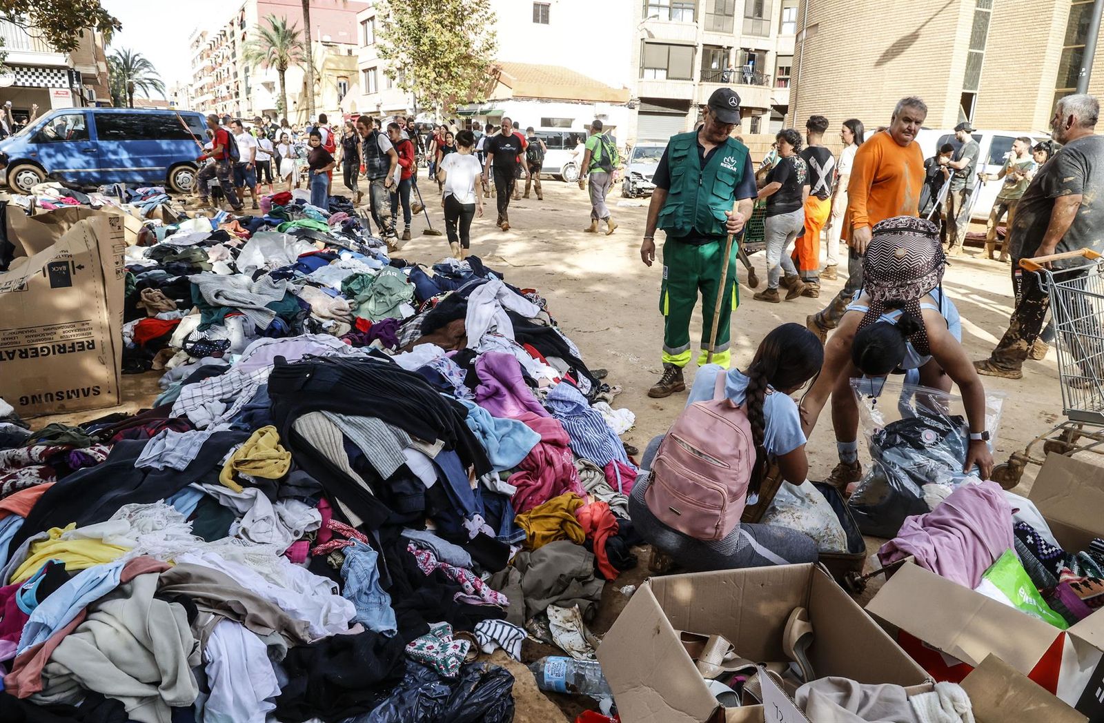 Varias personas organizan los donativos que varias personas han hecho para los afectados por la DANA - Rober Solsona - Europa Press
