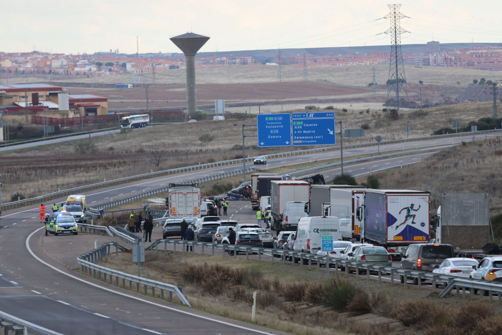 Un camión vuelca en la A-62 tras un accidente y corta la autovía a su paso por Salamanca