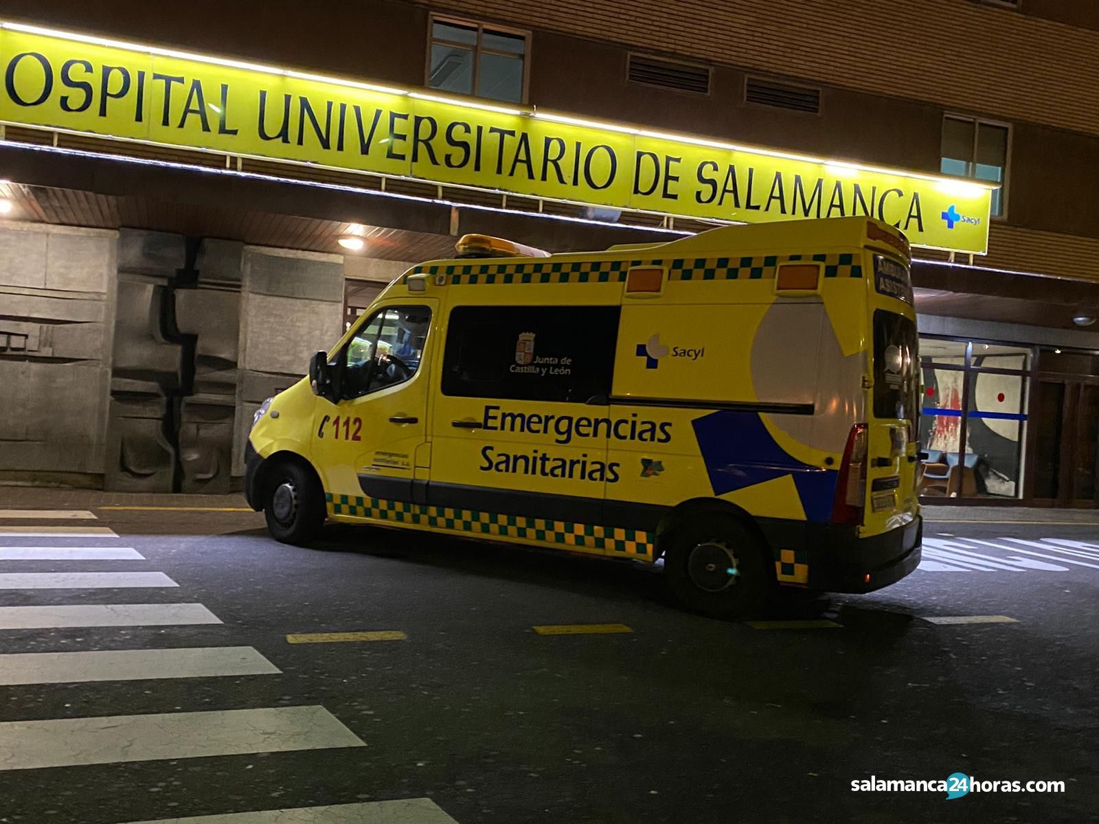 Ambulancia en el Clínico de noche hospital urgencias (4)