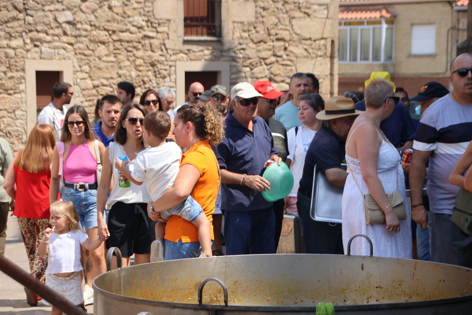 Masueco paella popular en la plaza