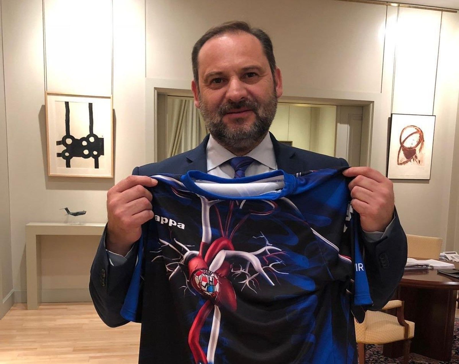 Ábalos posando con la camiseta del Zamora C.F Ábalos posando con la camiseta del Zamora C.F