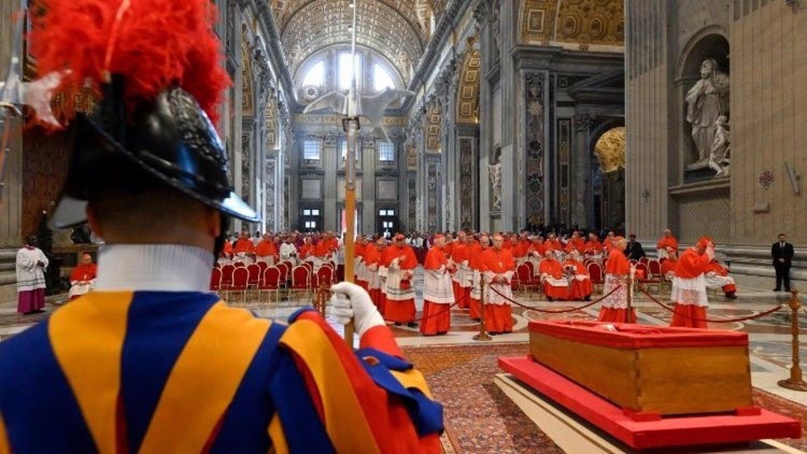 El féretro del Papa Francisco en la Basílica de San Pedro.   VATICAN NEWS