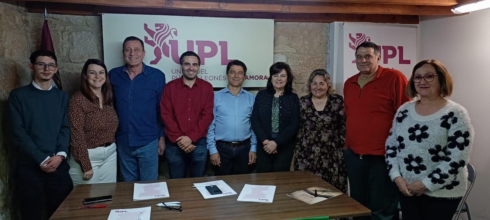 Los candidatos a las Cortes por UPL en Zamora y Salamanca, Alfonso Martínez y Carlos Javier Salgado, la secretaria de Educación del partido, Seila Fernández, y representantes de Adicale