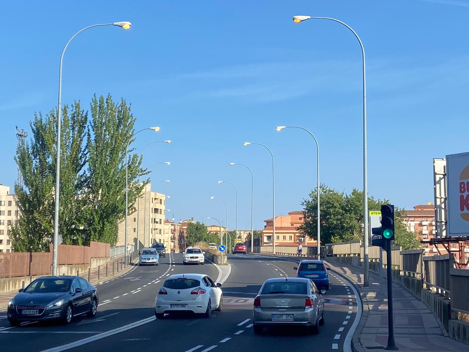 Luces encendidas durante la mañana en la calle del río Miño durante el 28 de agosto