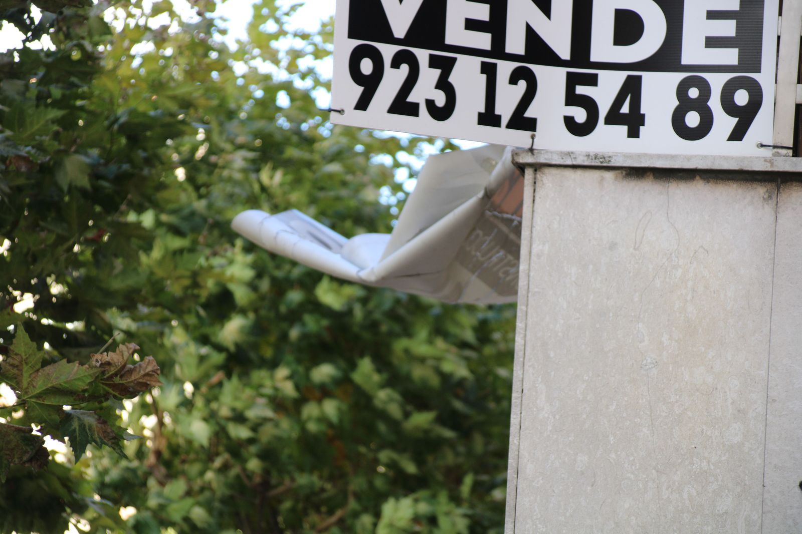 Un cartel se mueve por el viento en la avenida de Mirat