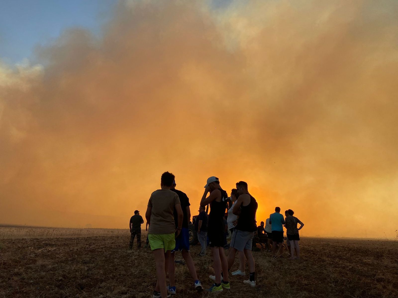 Vecinos de Pozuelo en el incendio. Foto Nitzy de la Mano (2)