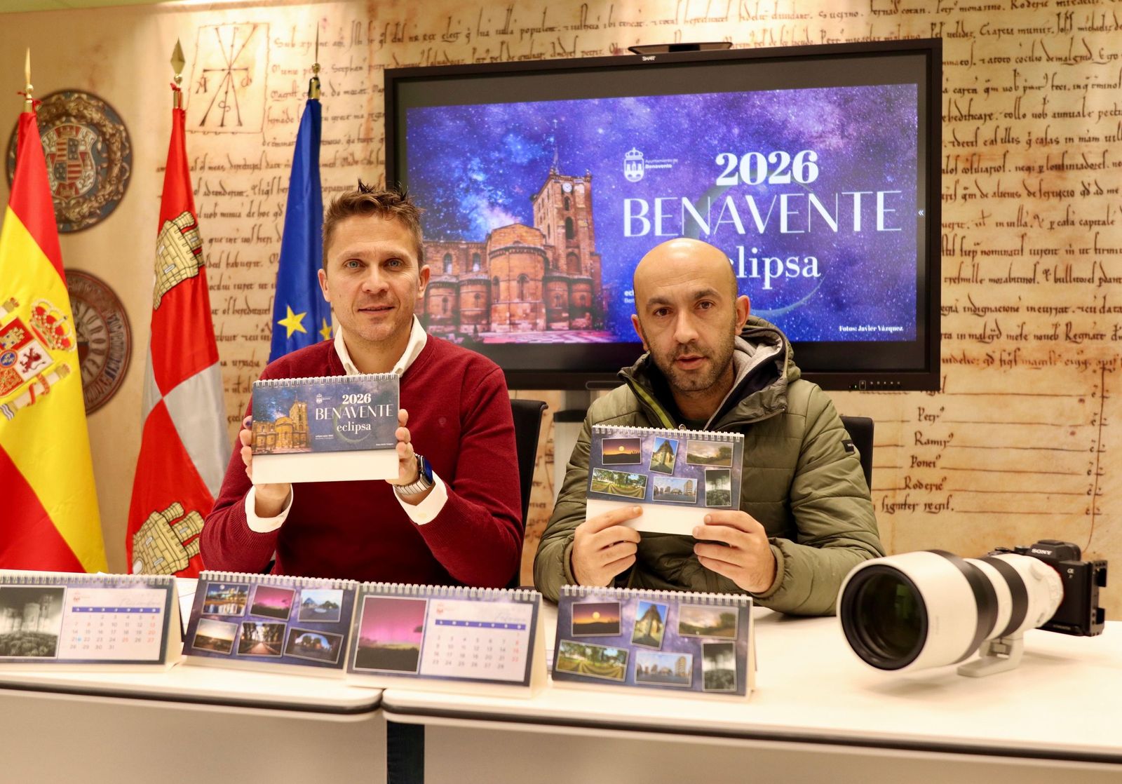 El concejal Alberto Lorenzo y el fotógrafo Javier Vázquez presentan los calendarios