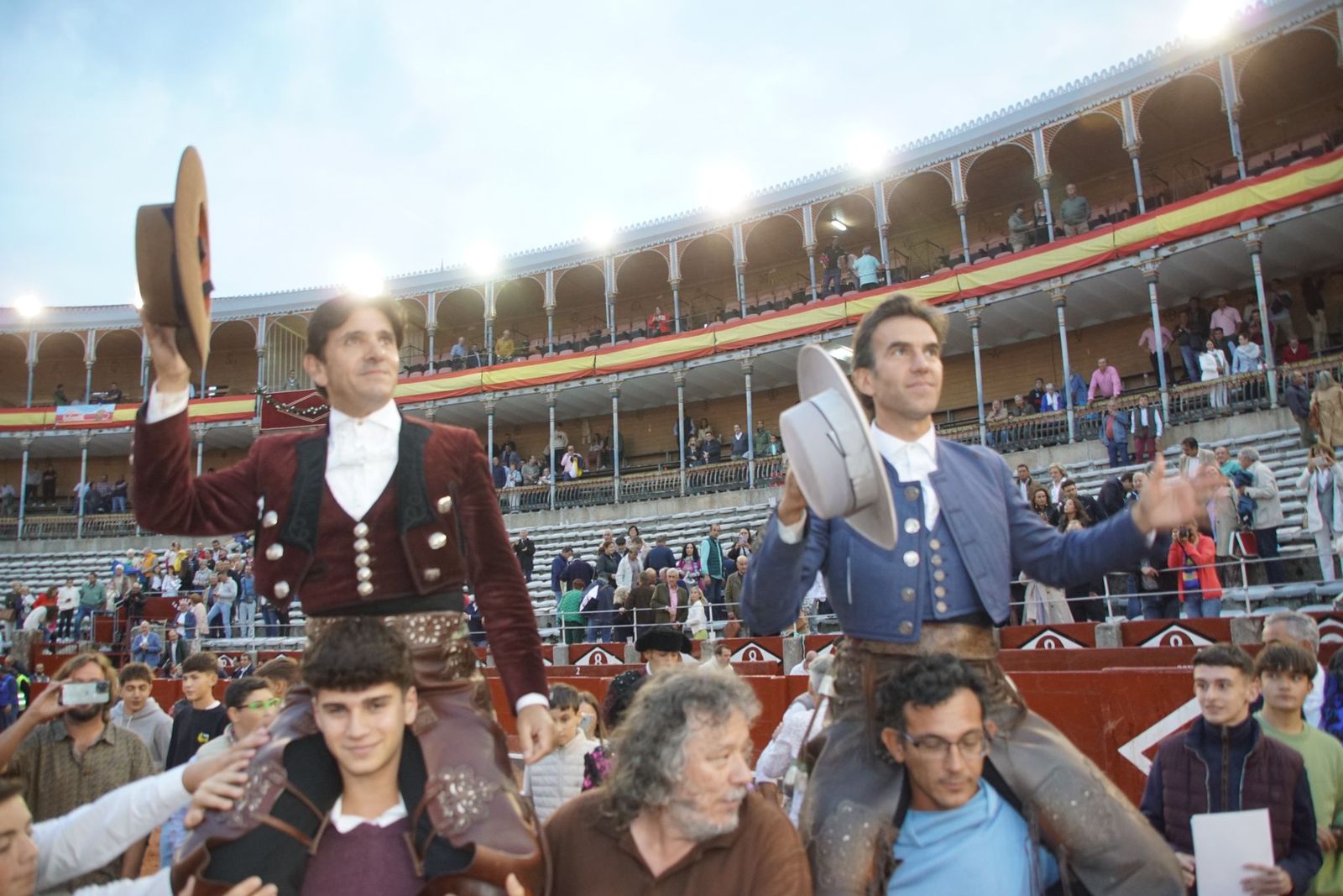 ambiente-en-el-patio-de-cuadrillas-de-la-glorieta-para-ver-a-sergio-galan-diego-ventura-y-guillermo-hermoso-de-mendoza-21-de-septiembre-de-2024-fotos-juanes-1