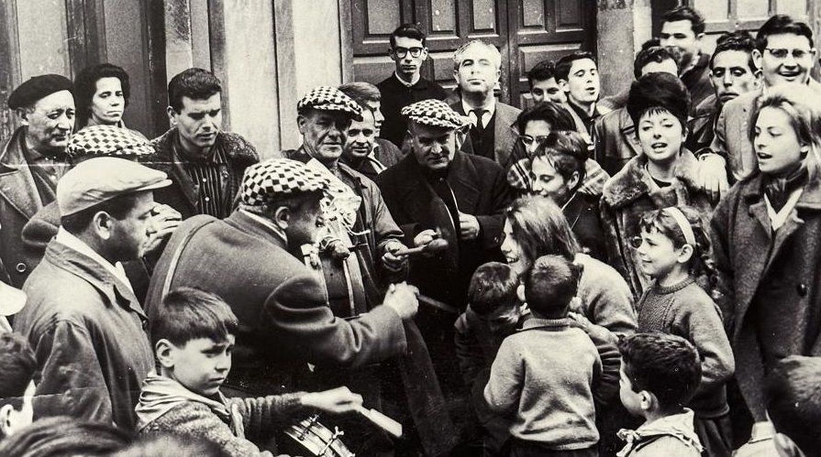 Petición de Cenizos en Ciudad Rodrigo en la época de la Charanga de Trinito. Fotografía J. Martínez