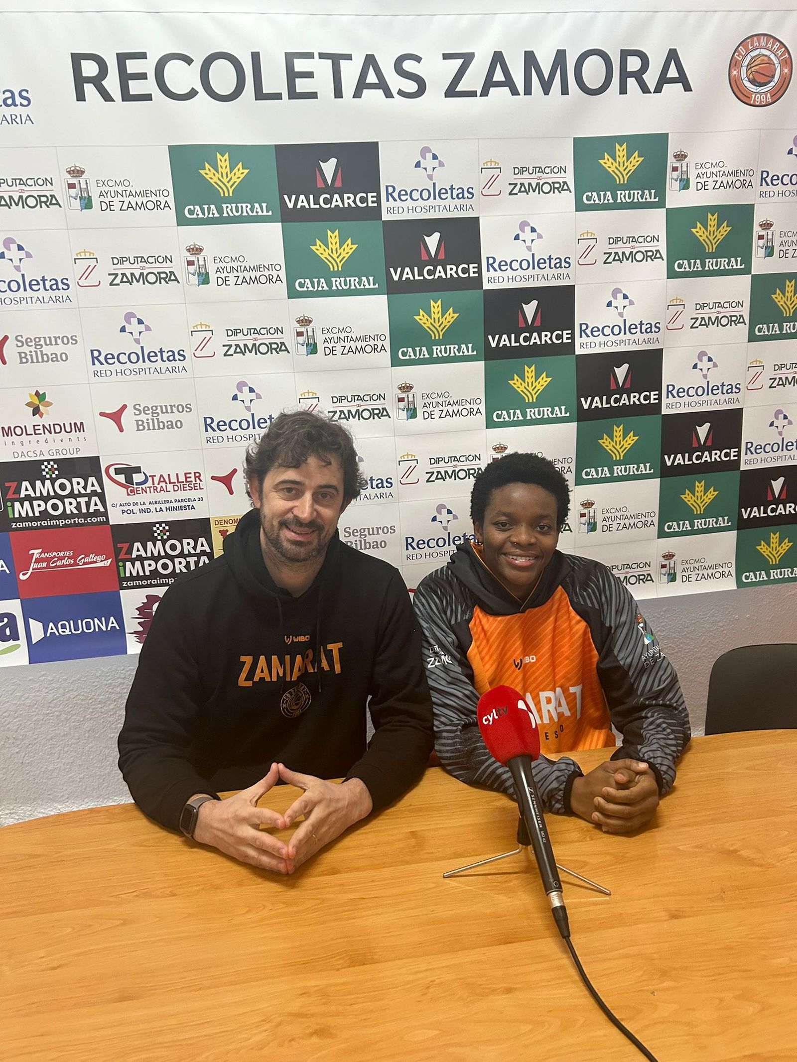Ricardo Vasconcelos y Marguerite Effa en sala de prensa.