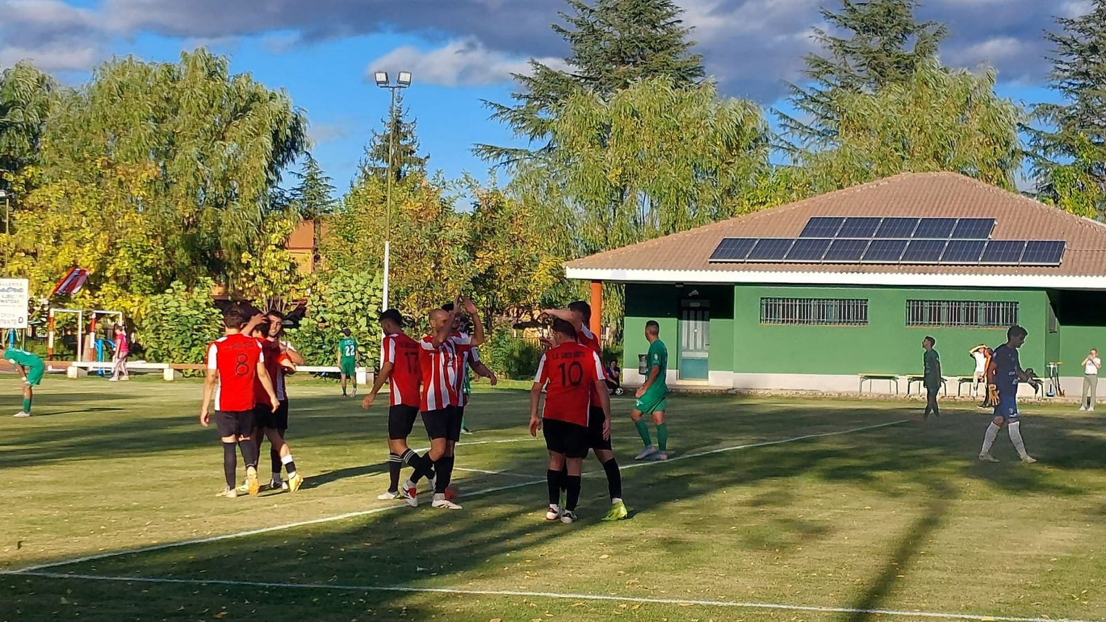 El CD Santa Croya celebra uno de los tantos en la goleada frente al Benavente