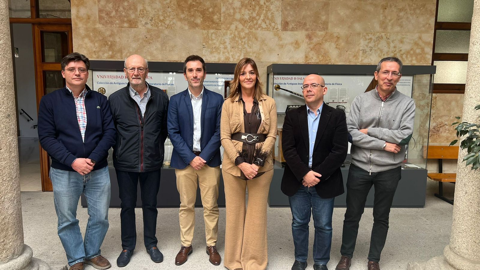 Colección del Laboratorio de Físicas en el Claustro del Edificio Trilingüe de la Facultad de Ciencias