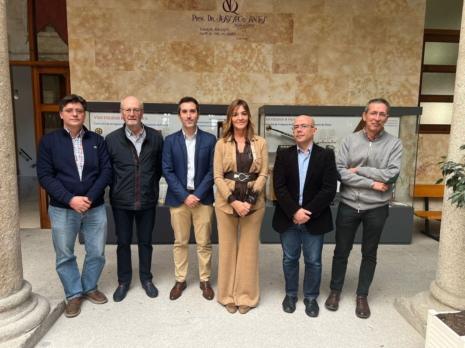 Colección del Laboratorio de Física en el Claustro del Edificio Trilingüe de la Facultad de Ciencias