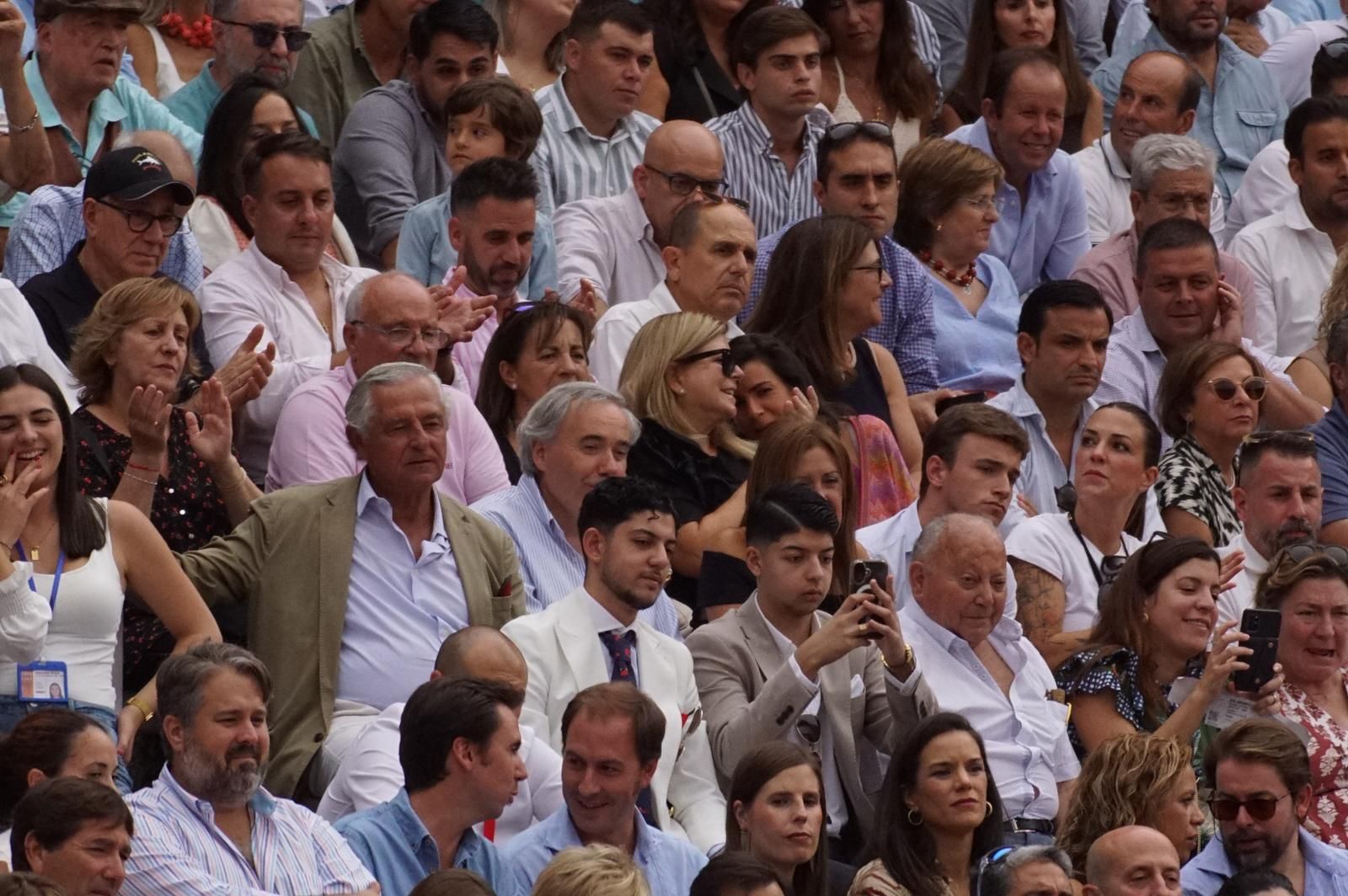 Gran ambiente en La Glorieta para la tarde de toros de Morante de la Puebla, Ismael Martín y Marco Pérez