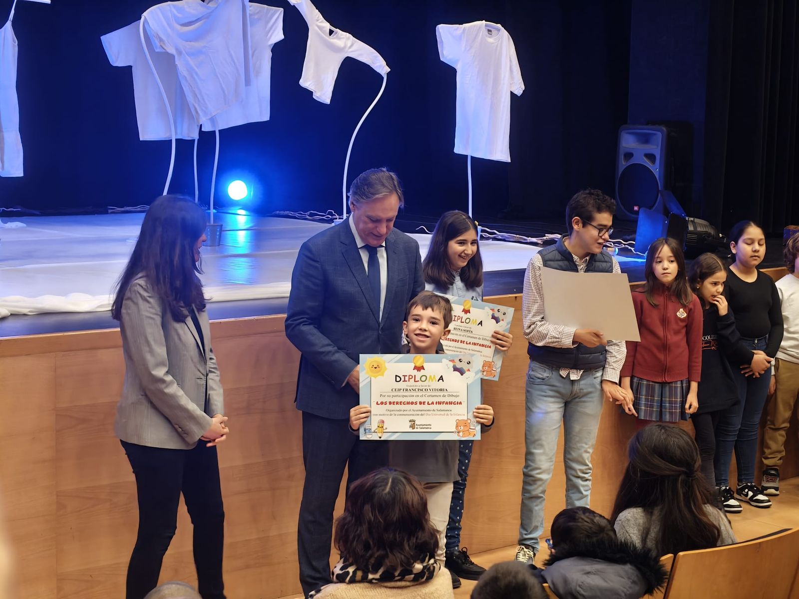 Los niños del concurso de dibujo de reciben sus diplomas premiados de las manos del alcalde por el Día Internacional de los Derechos de la Infancia