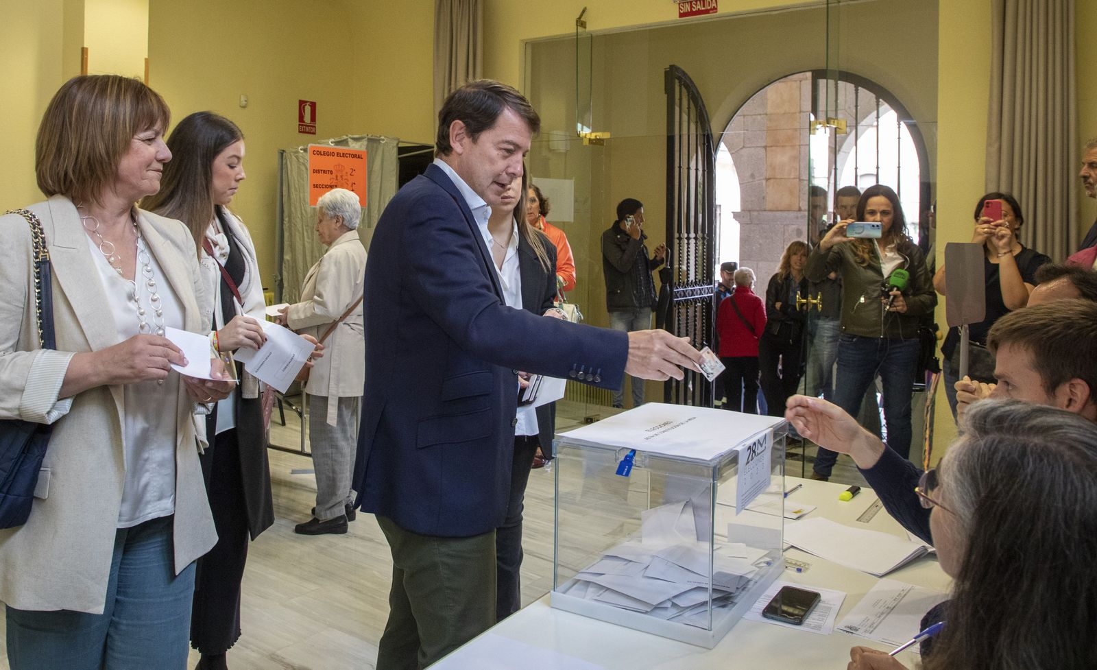 Alfonso Fernández Mañueco acude a votar. ICAL