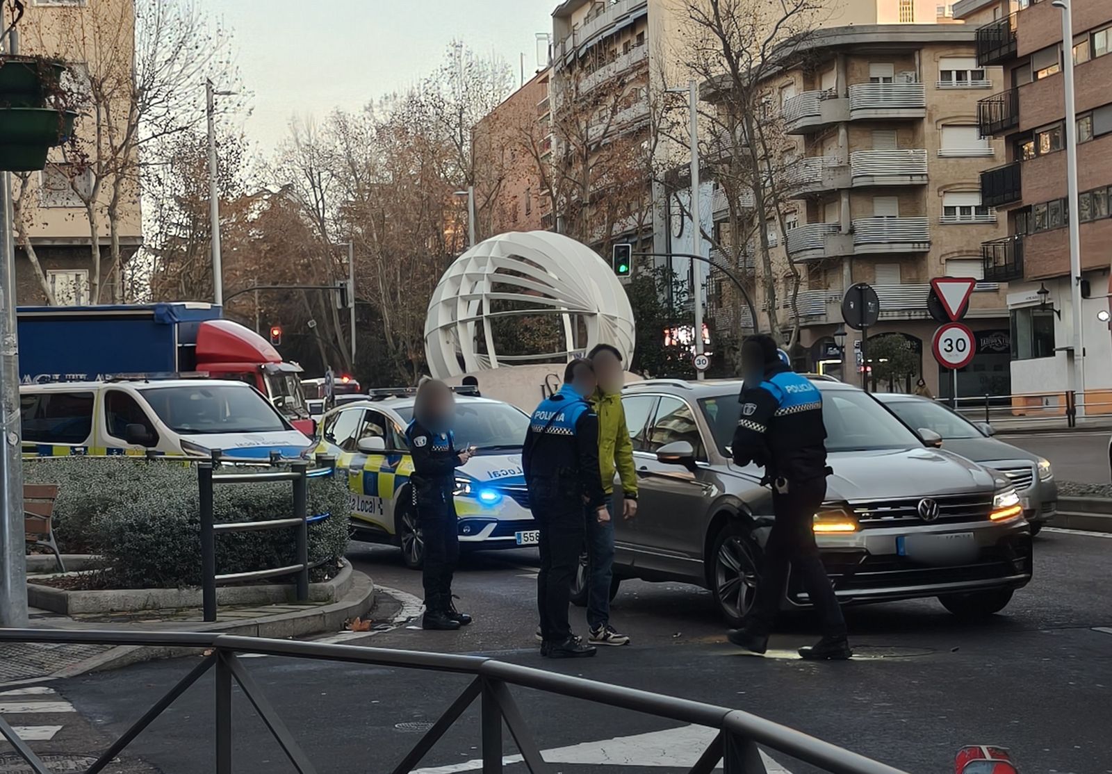 Un accidente entre dos turismos se saldrá con una persona herida junto a la rotonda de la UDS