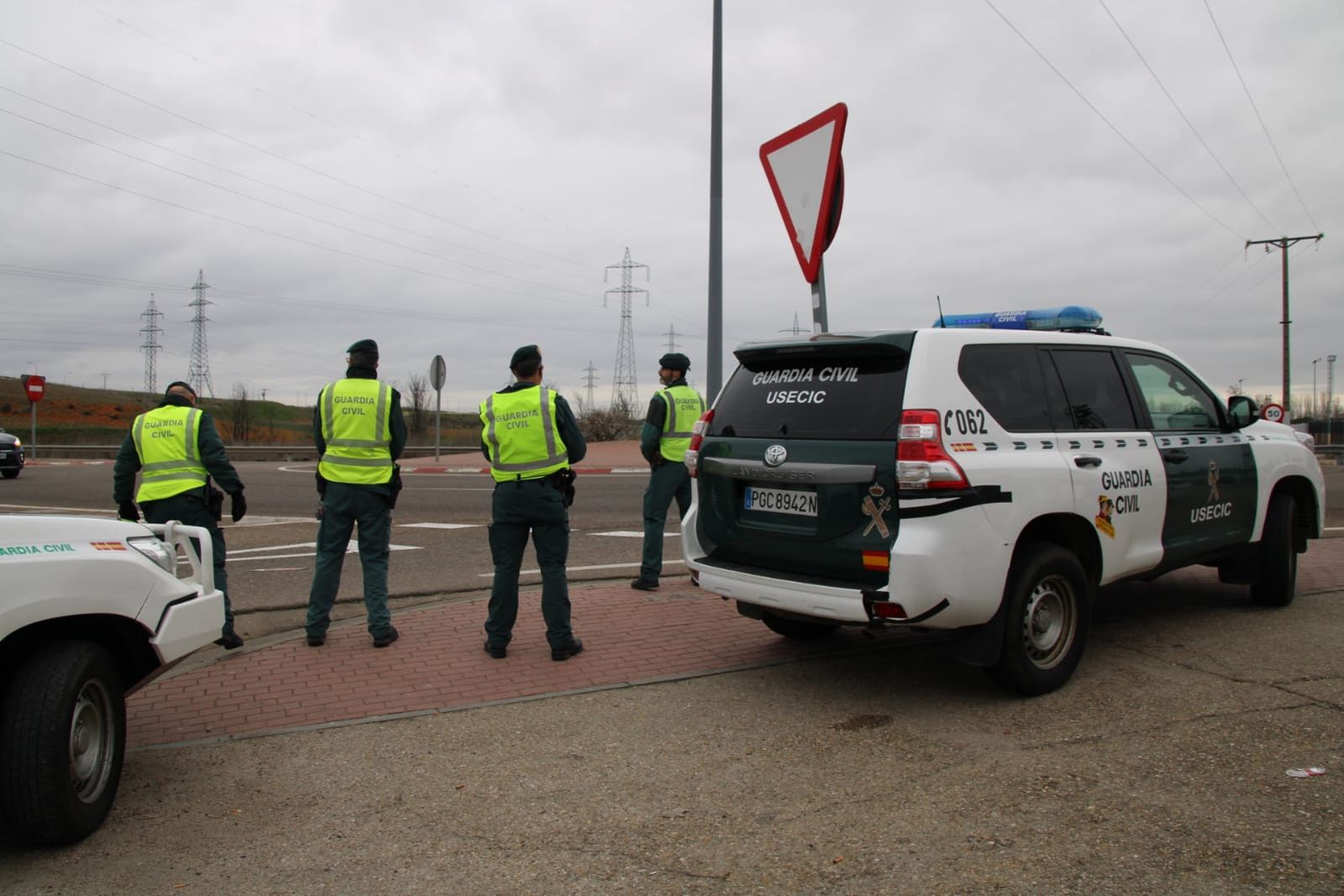guardias-civiles-en-la-rotonda-del-helma-ntico