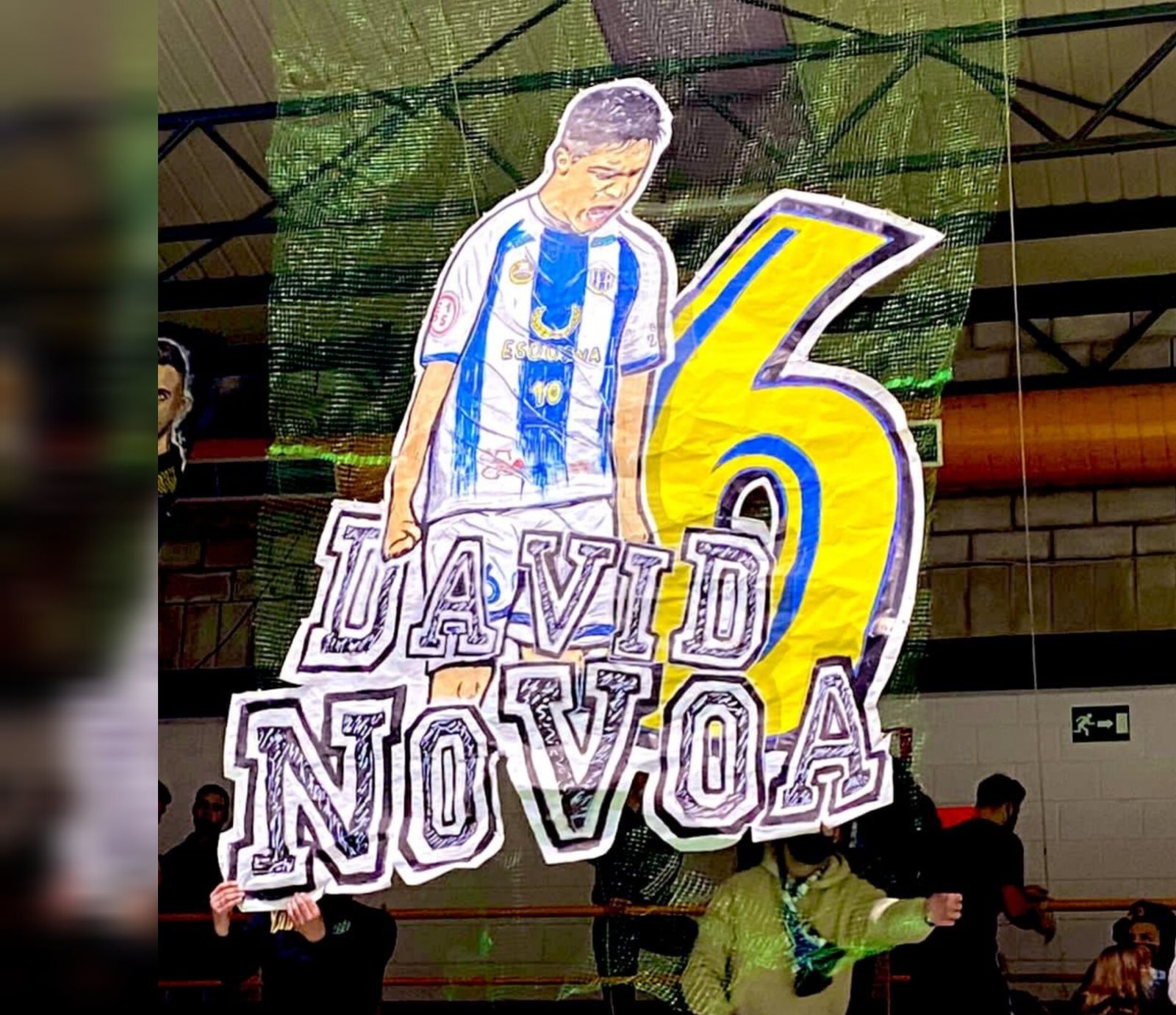 David Novoa ovacionado por la afición del Atlético Benavente.