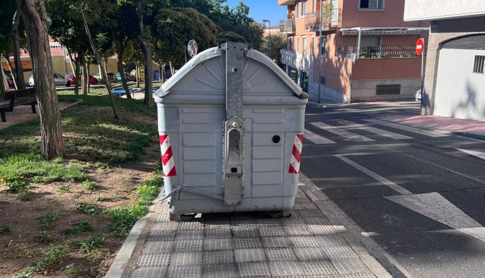 Contenedor en la avenida de los Alfareros