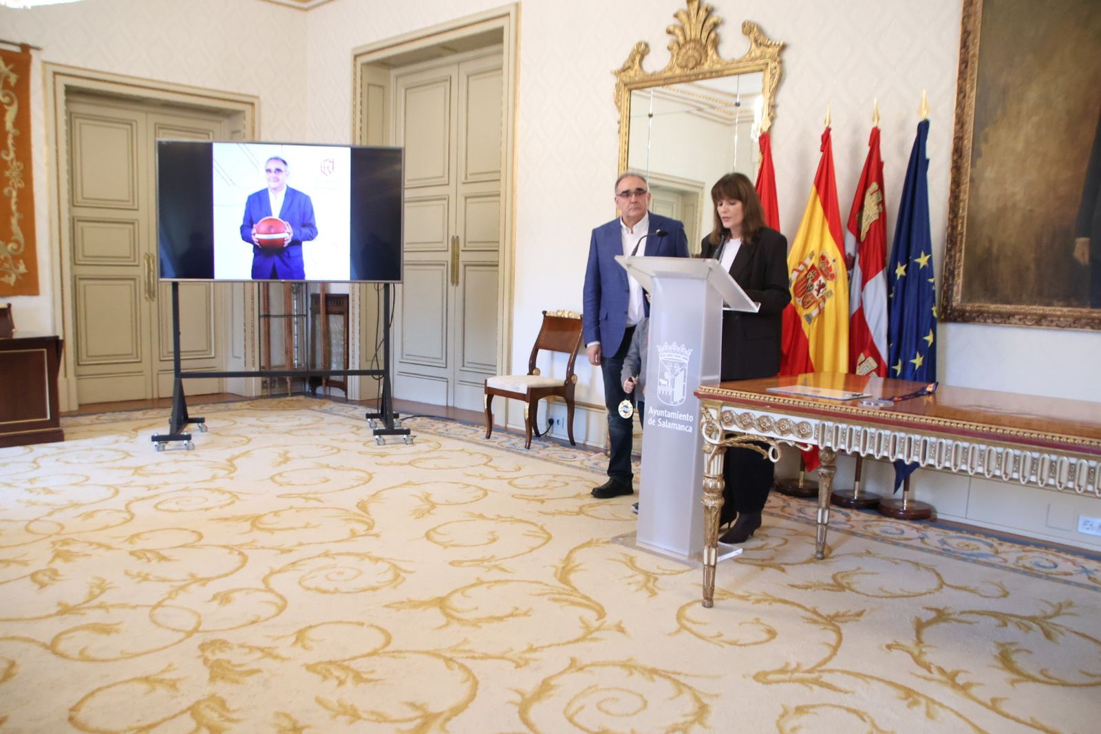 La concejala de Deportes, Almudena Parres, recibe al entrenador de baloncesto José Ignacio Hernández