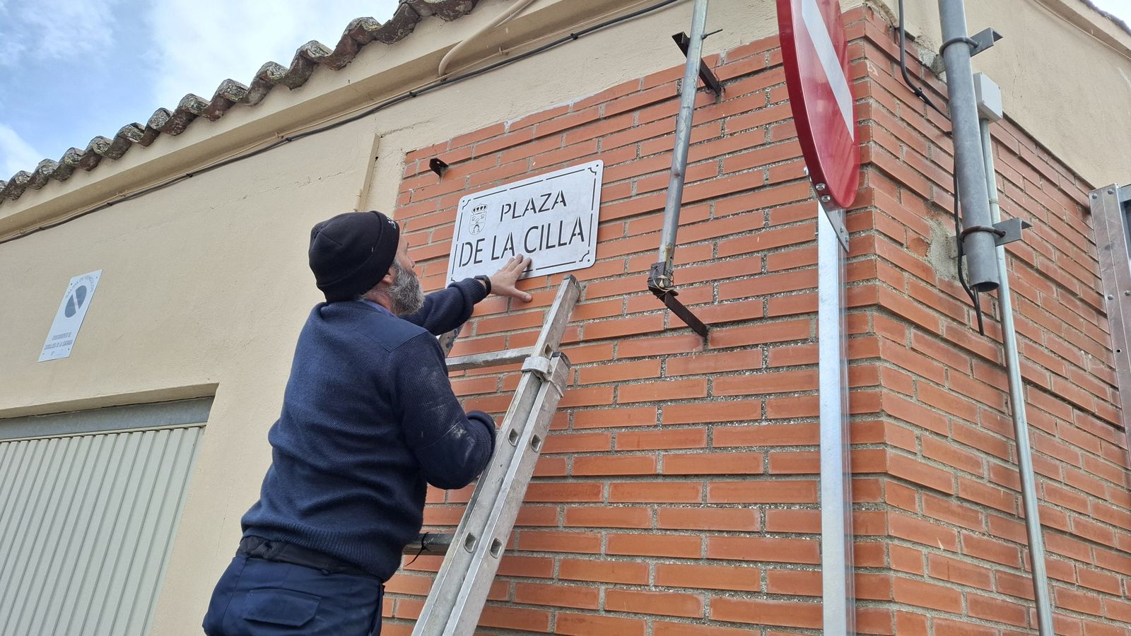 Instalación de las placas con los nuevos nombres de las calles (12)