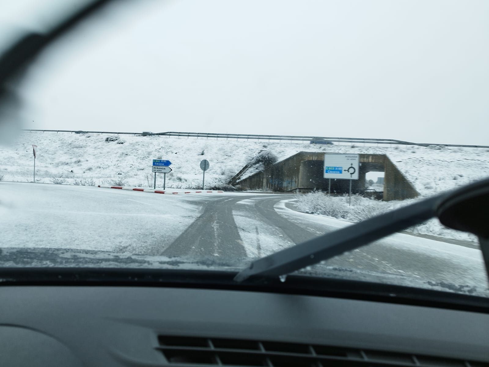 Nieve en carretera colindantes con la A-66 - Fotos de archivo - S24H