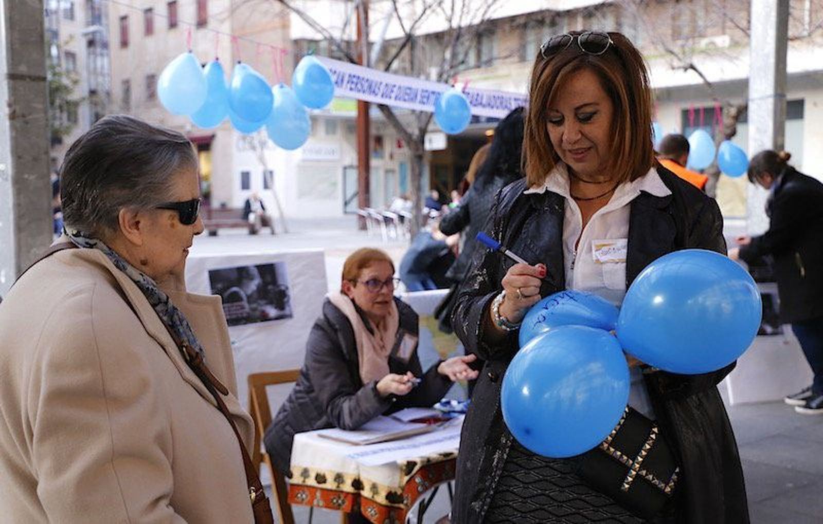Mensajes y tejidos “hechos con amor”
