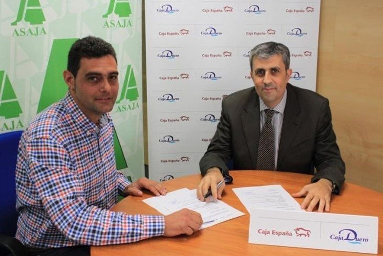 Asaja y Caja España-Duero acuerdan abrir una línea de financiación para el sector de la patata