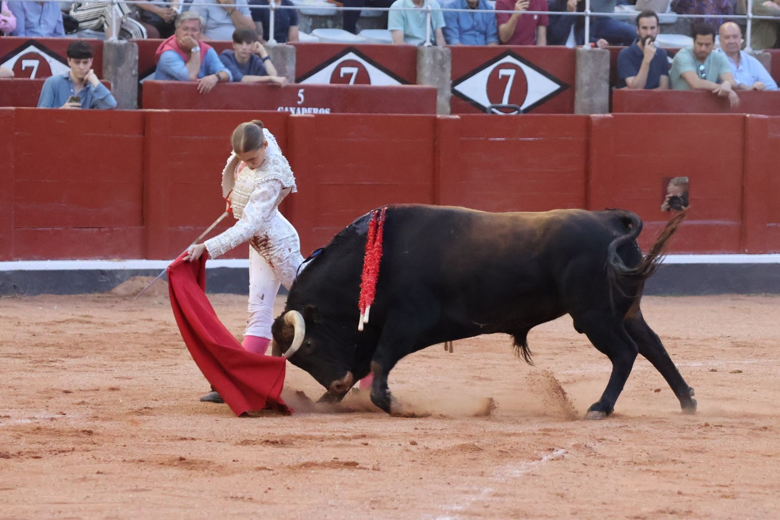 La Glorieta revive el aroma de la feria taurina con el primer festejo: Lea Vicens, Raquel Martín y Olga Casado