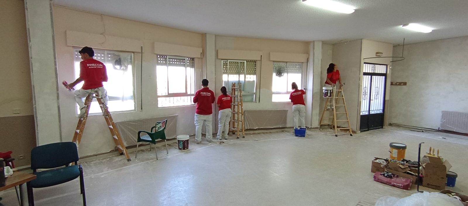 Alumnos de pintura decorativa aplican su formación en la mejora del centro de mayores de Alba de Tormes