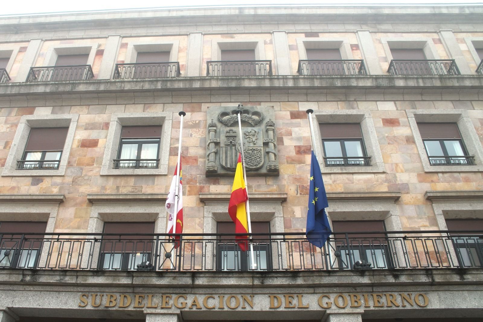 Las banderas de la subdelegación del Gobierno en Zamora lucen a media asta-Archivo