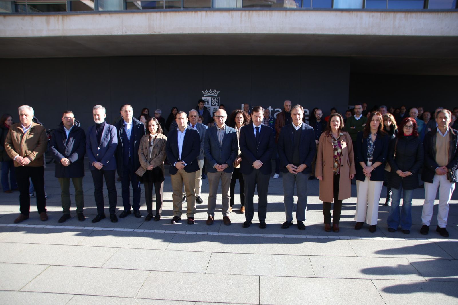 El presidente de la Junta de Castilla y León, Alfonso Fernández Mañueco, participa en el minuto de silencio por el caso de violencia machista en Miranda de Ebro