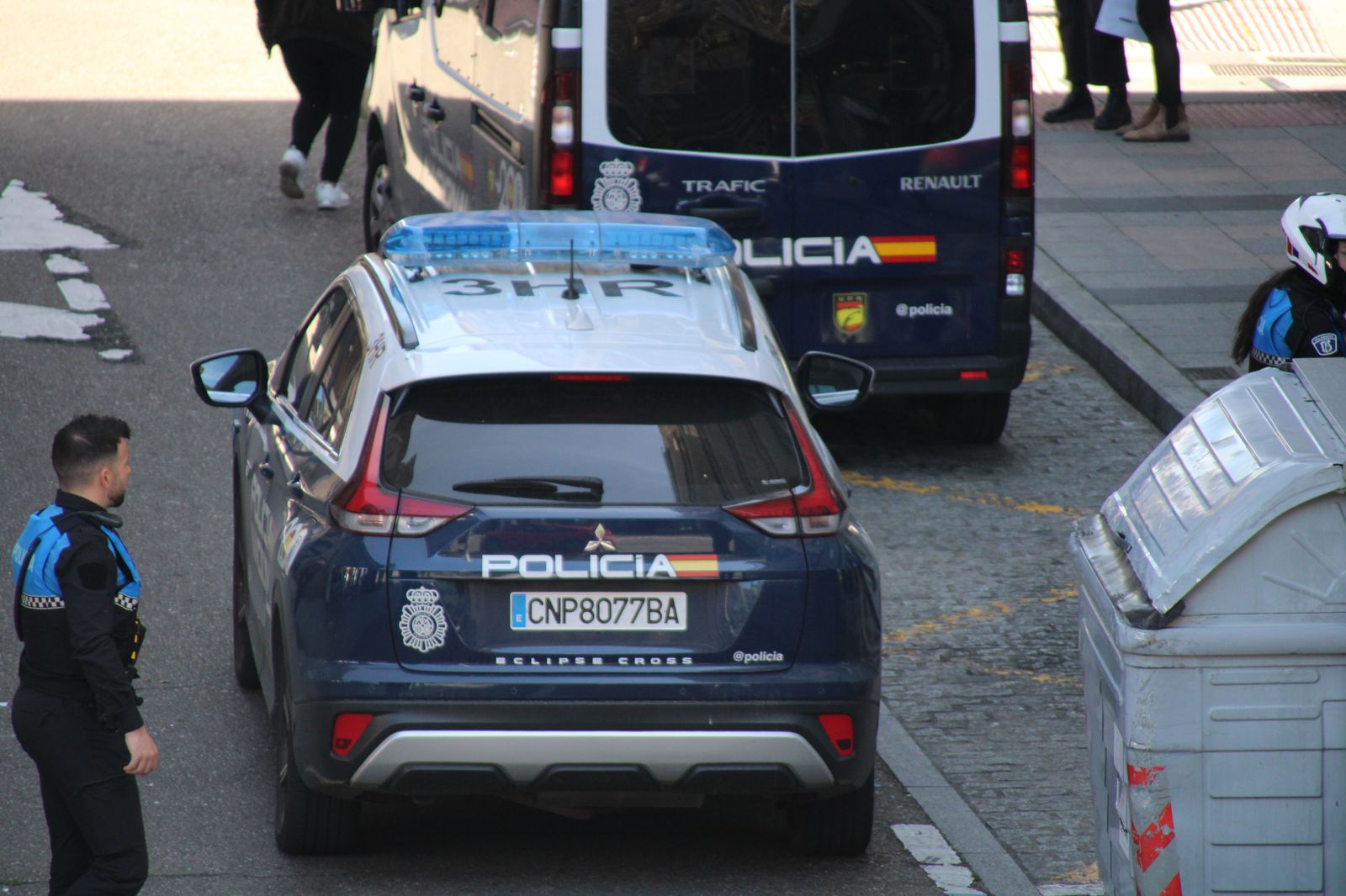 Imagen de archivo de dos vehículos de Policía Nacional Imagen de archivo de dos vehículos de Policía Nacional