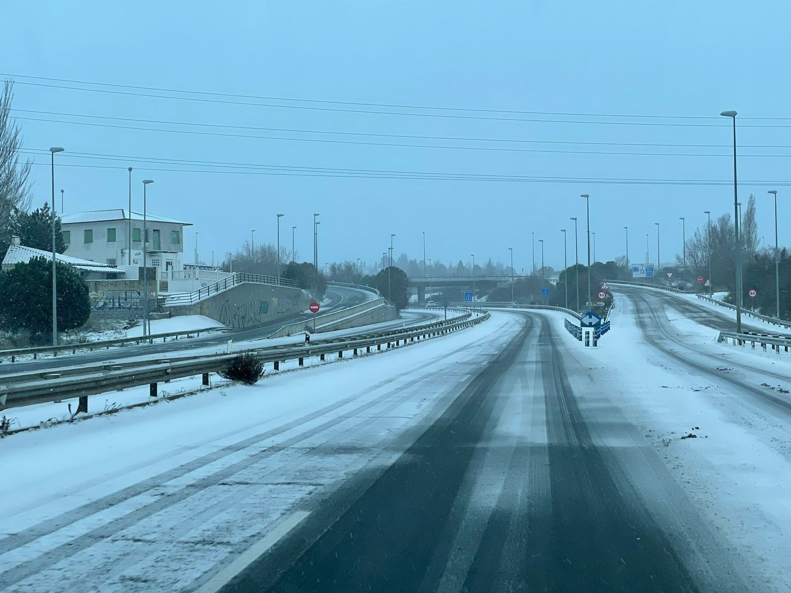 Imagen de archivo de una carretera con nieve en Salamanca