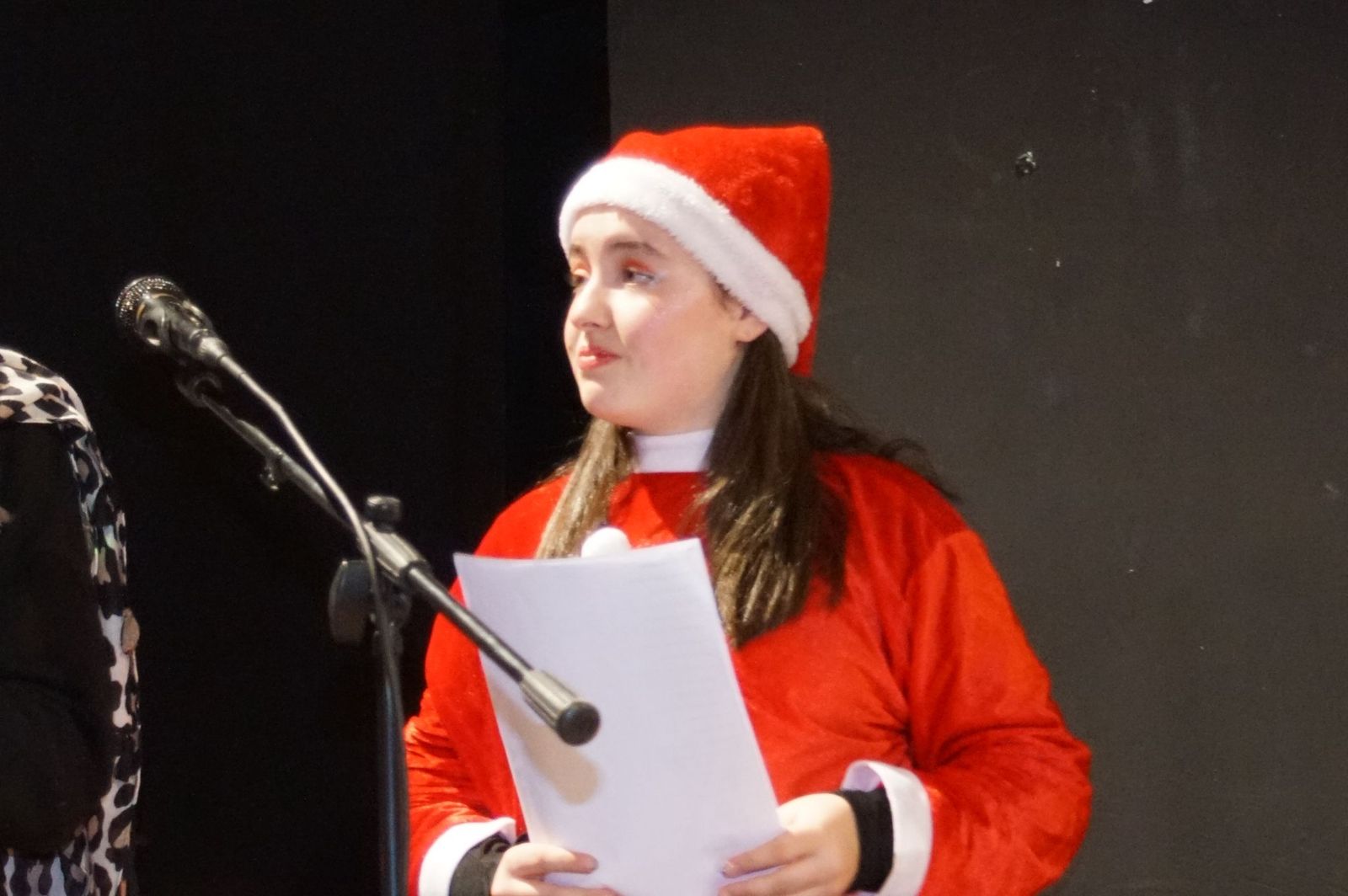 Papá Noel recorre las calles de Alba de Tormes y entrega regalos a los niños